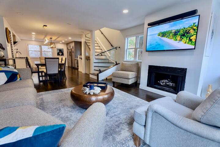 Lux Full House: Outdoor Paradise + FREE Parking! gallery image 4