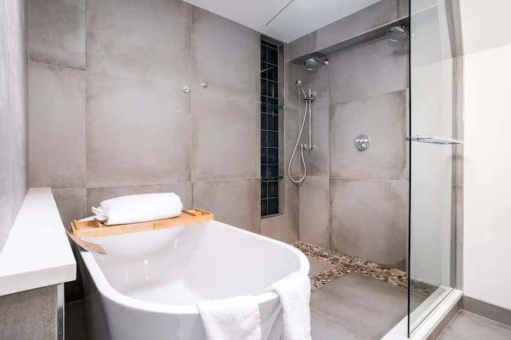 Lux Full House: Outdoor Paradise + FREE Parking!