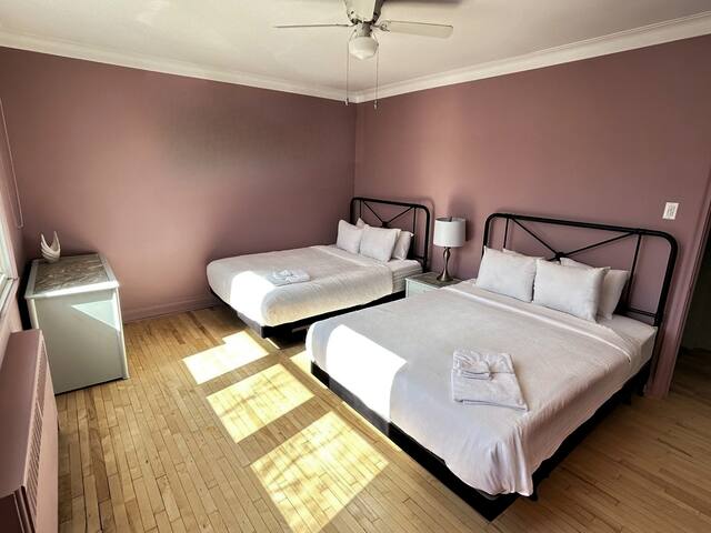 Maison De Couleur | Métro | AC | Stationnement gallery image 5