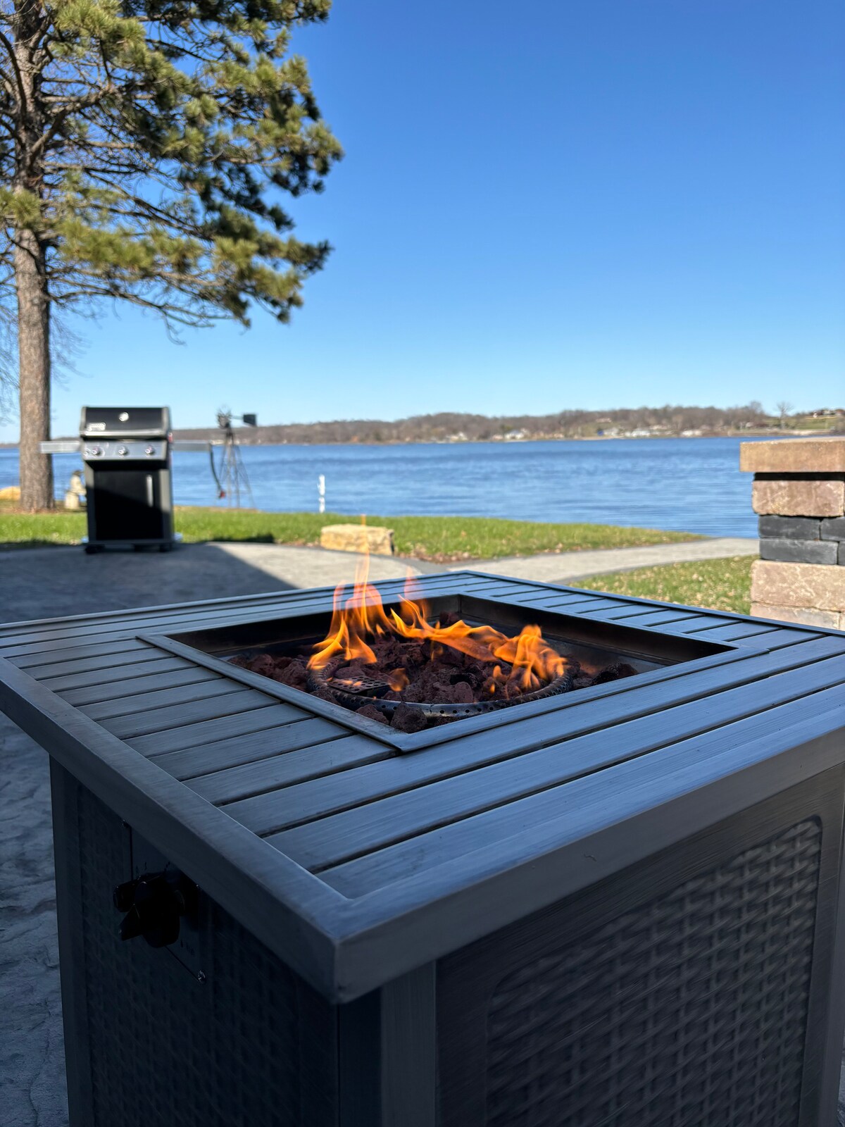 Great River Road with Hot tub views! Houses for Rent in Le Claire