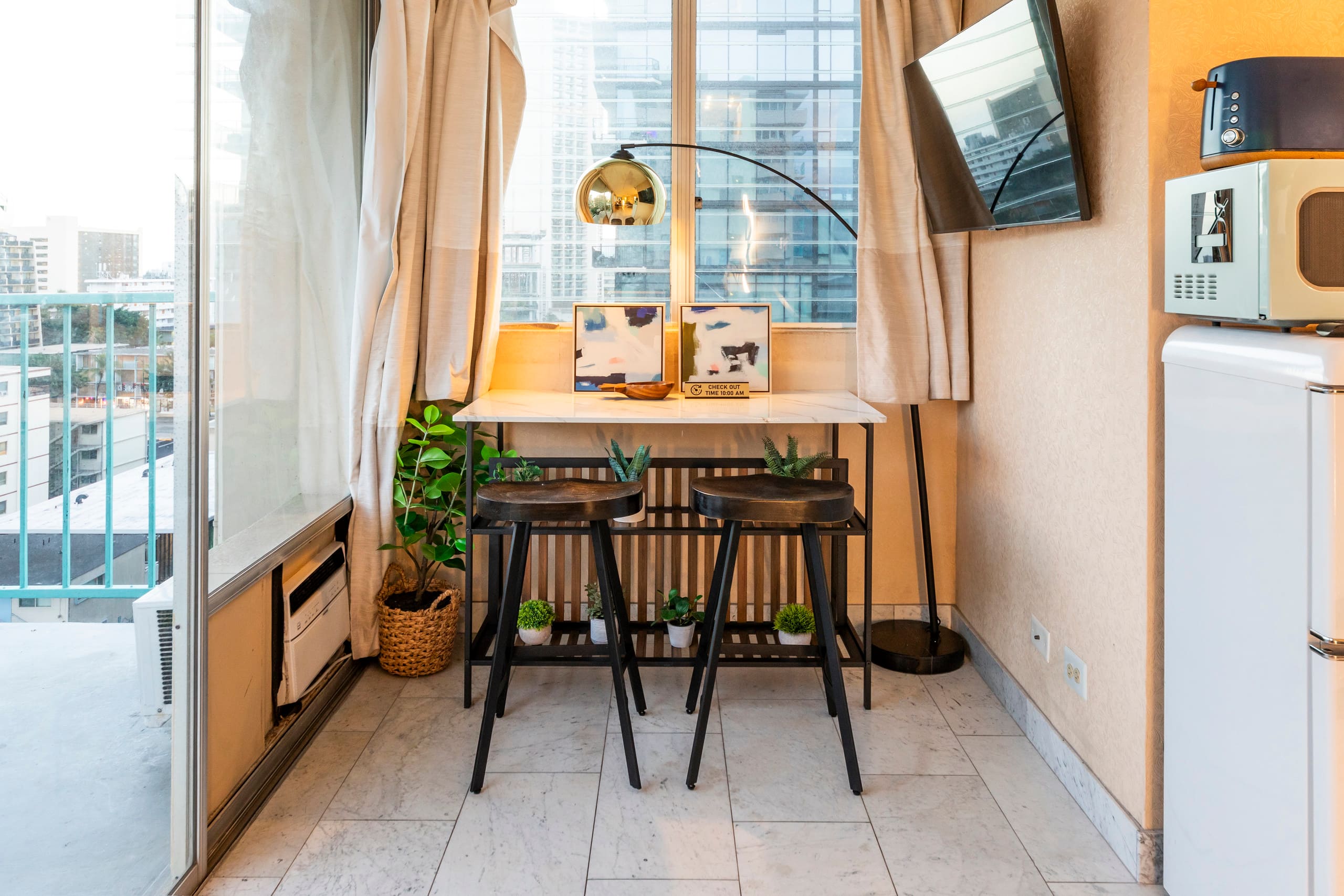 Condo in Honolulu · ★4.67 · Studio · 2 beds · 1 private bath - Image 18