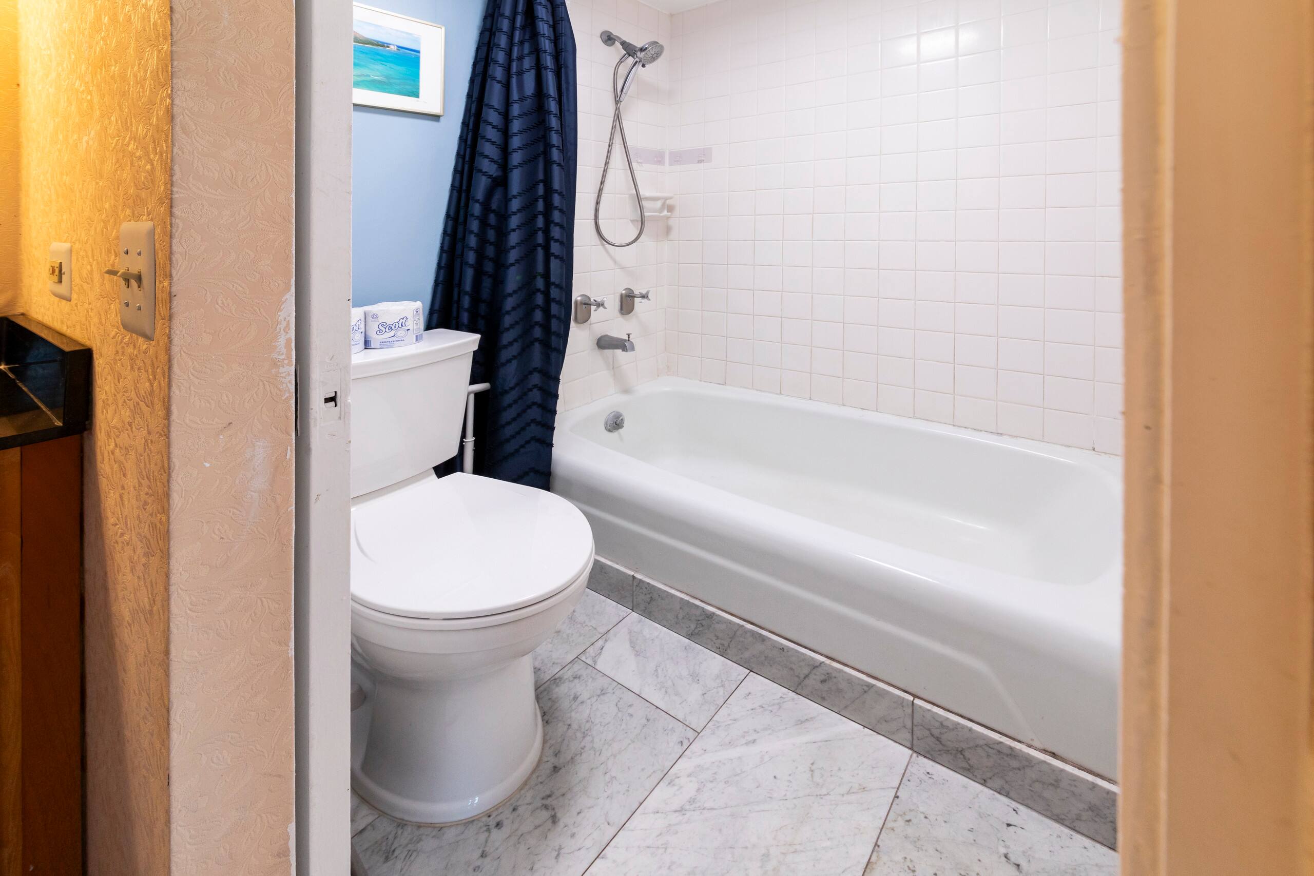 Condo in Honolulu · ★4.67 · Studio · 2 beds · 1 private bath - Image 3