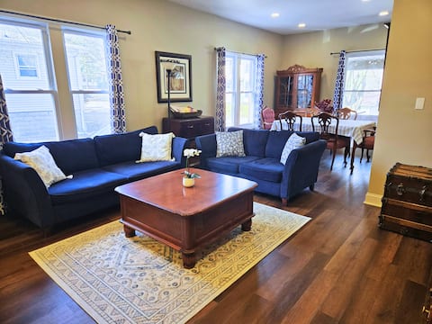 DT Woodstock Square | 3 BR with Hot Tub & Arcade