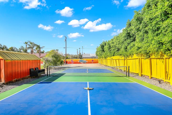Downtown Private Pickleball +Volleyball/Bikes/Pool