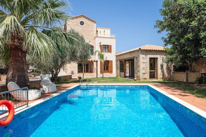 Saridakis Villa, a multi-generational Retreat