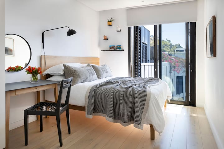 Quiet central | Steps to V&A, Stadium, CTICC, Bree