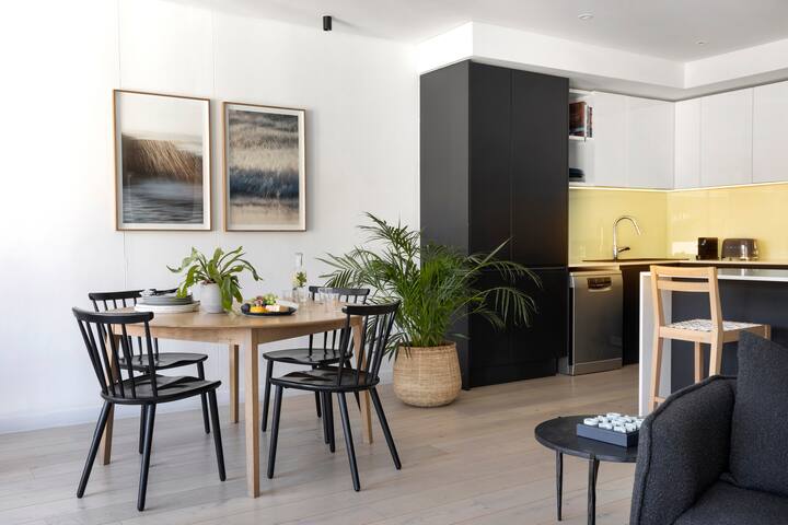 Quiet central | Steps to V&A, Stadium, CTICC, Bree gallery image 3