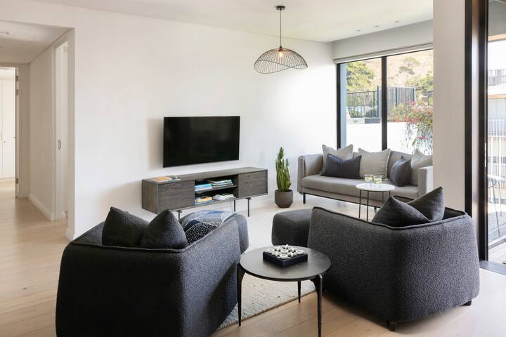 Quiet central | Steps to V&A, Stadium, CTICC, Bree gallery image 4