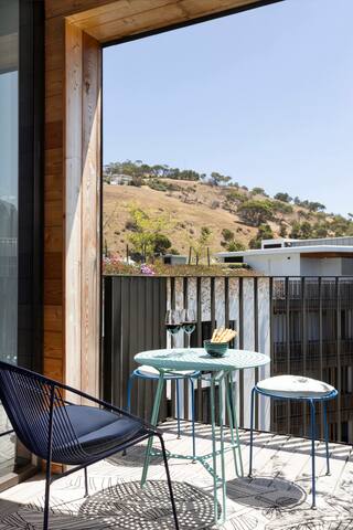 Quiet central | Steps to V&A, Stadium, CTICC, Bree gallery image 2