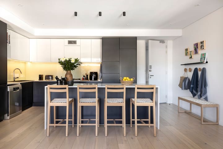 Quiet central | Steps to V&A, Stadium, CTICC, Bree