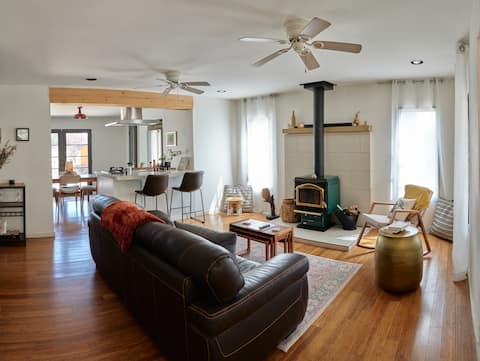 Modern Private 2bdrm 1bth Farmhouse on 1.25 acres.