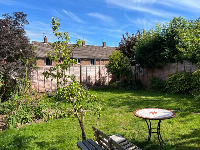 Large 5-bed home with cats, garden & terrace! gallery image 2