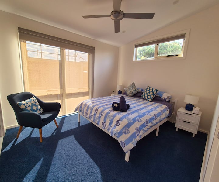 2号卧室配备一张标准双人床和吊扇