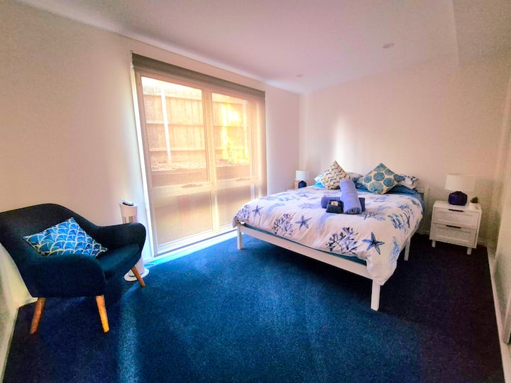 3号卧室配有塔式风扇