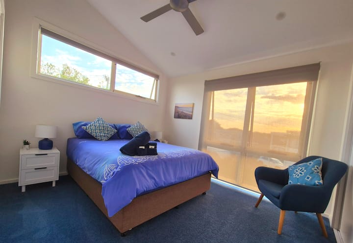 主卧配备一张标准双人床，带套房和吊扇