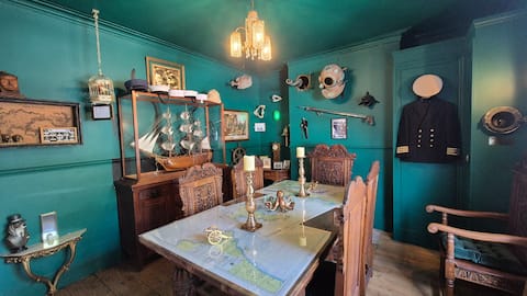 Kraken House *Town Centre* Historic Home- Parking