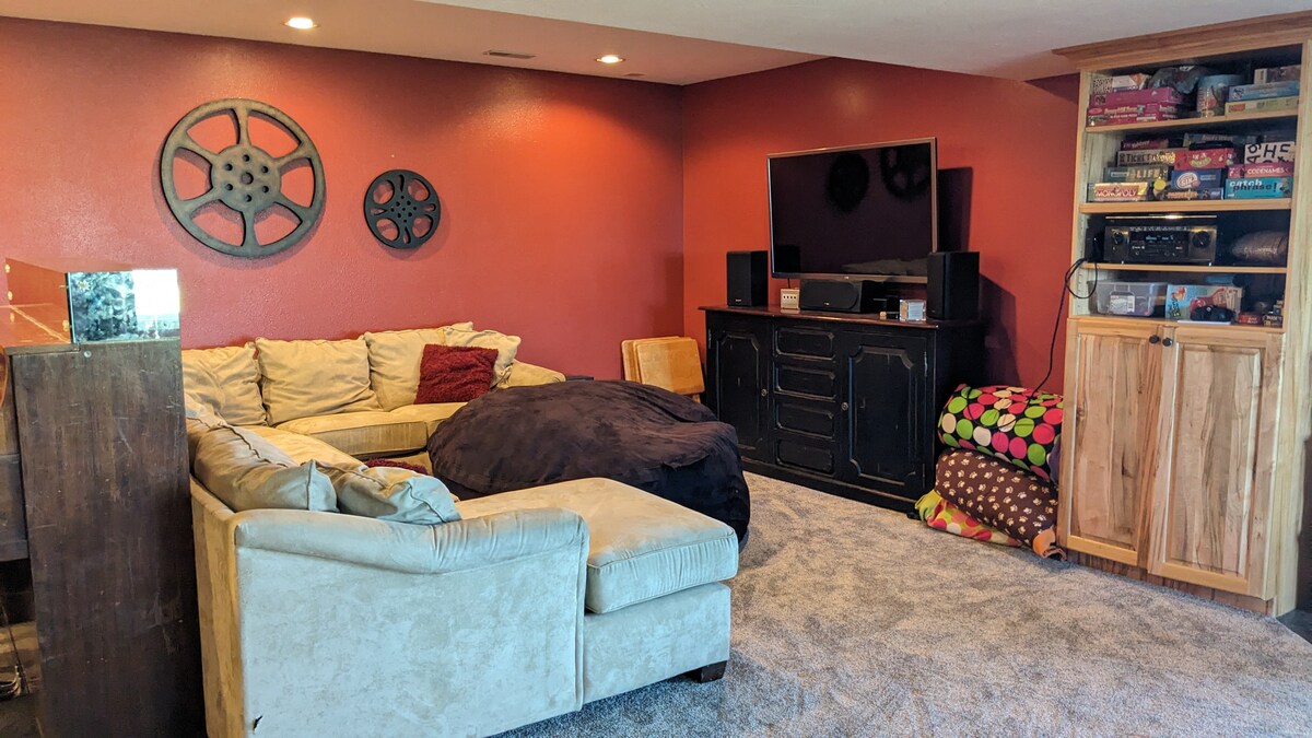 โซฟาแบบแยกส่วนและ LoveSac การเข้าถึงทีวี Wii และเครื่องเสียง โปรดขอความช่วยเหลือเมื่อใช้สิ่งเหล่านี้ มีปริศนาและเกมให้ใช้งานได้ตลอดเวลา 