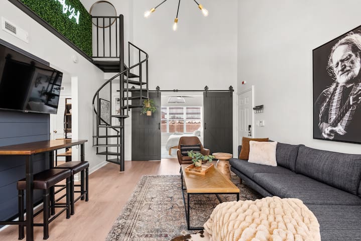 Walk to Broadway! Central Trendy Loft / 2 King 1Qn