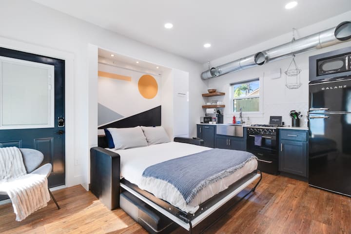 Modern Studio | Free Parking + In-unit Laundry - Lafayette, LA