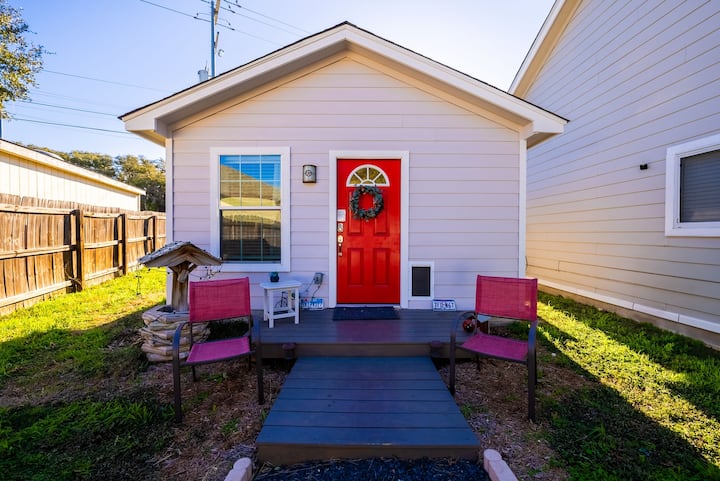 Tiny Home - Fenced In - Near Sea World - 2 Max - San Antonio, TX