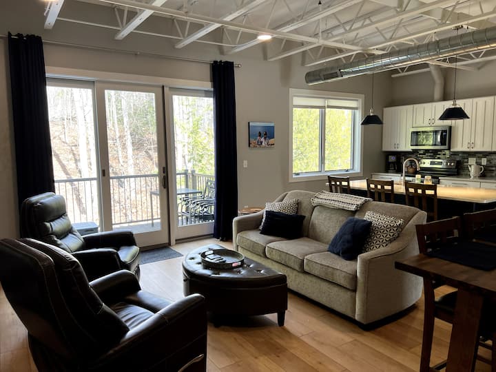 Clean & Spacious 2 Bdrm Condo in Wooded Setting