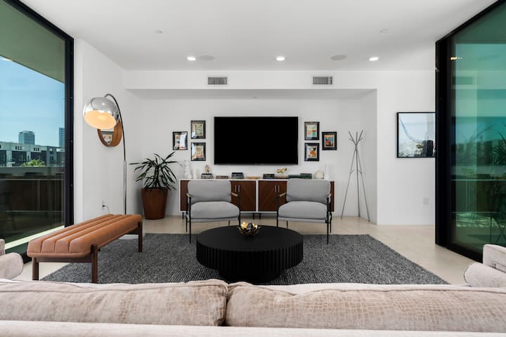 Penthouse With Private Rooftop! Hot Tub, Fire Pit - San Diego, CA