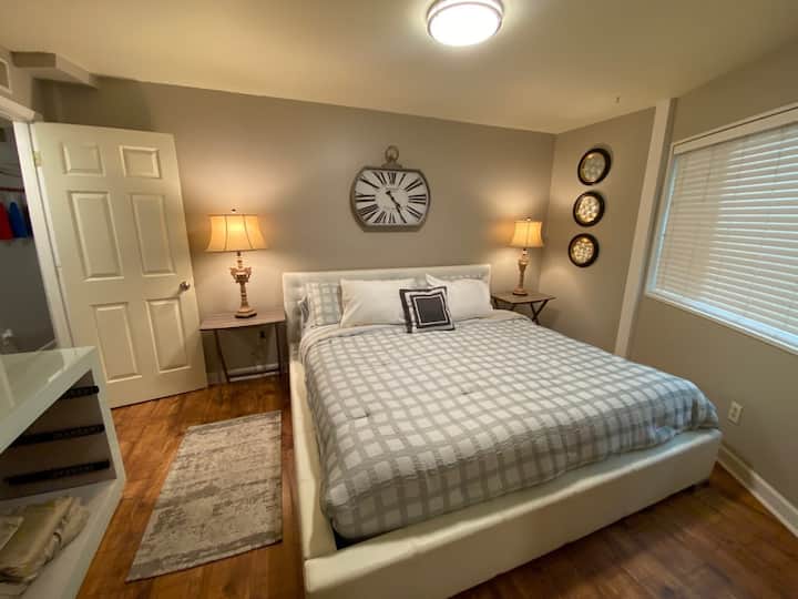 חדר השינה הראשי המעודכן עם מיטת קינג סייז!