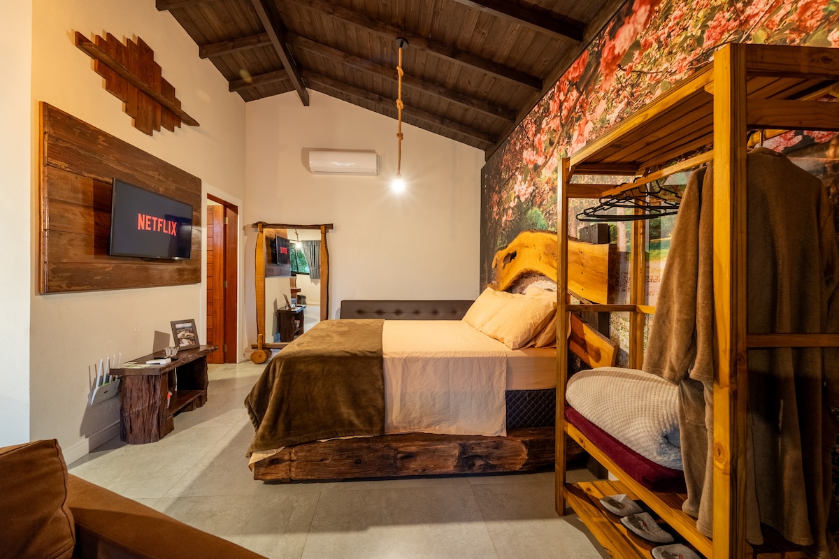 Kitanda cha watu wawili, tv42, intaneti, kiyoyozi baridi, kabati la kujipambia na vitambaa vya kuogea. 