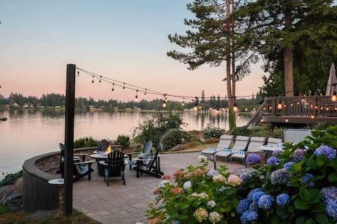 Waterfront* Hot Tub* Fire Pit* Kayaks* Game Room!