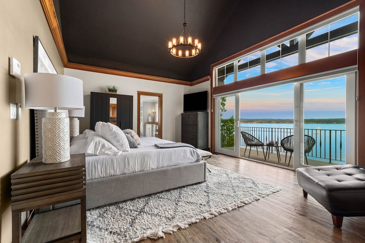 Velika spavaća soba s kupaonicom i natkrivenim balkonom. Uživajte u kavi i omiljenoj knjizi dok sjedite vani na balkonu s pogledom na prekrasnu vodu. 