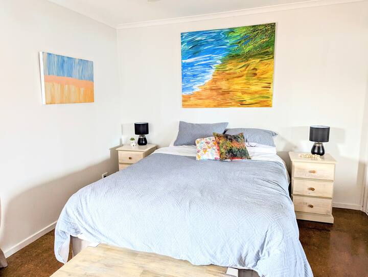 מיטת קווין, קינג דונה. מלתחה כפולה ומאוורר תקרה. צמוד מלא 
'המיטה הייתה כל כך נוחה, שנת הלילה הטובה ביותר '. פול וושינגטון