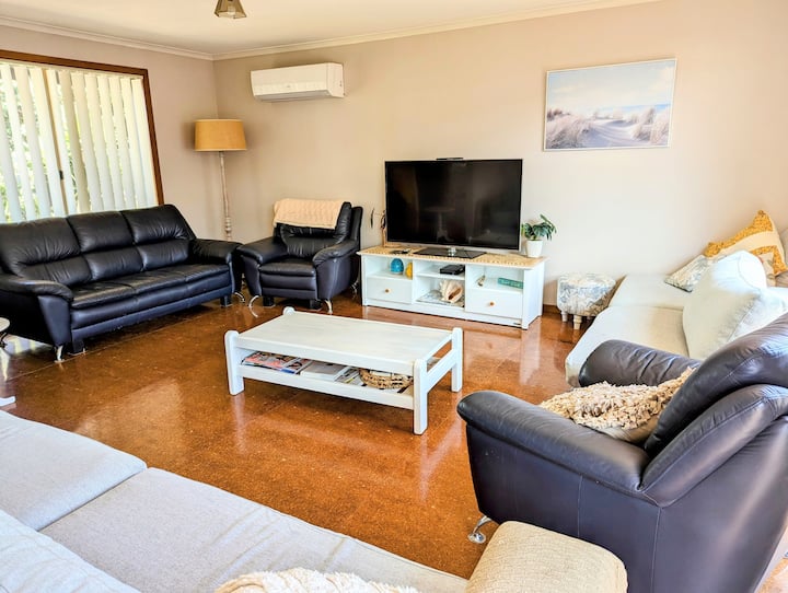 Happy Barefoot Beach Home -Family Friendly - Victoria