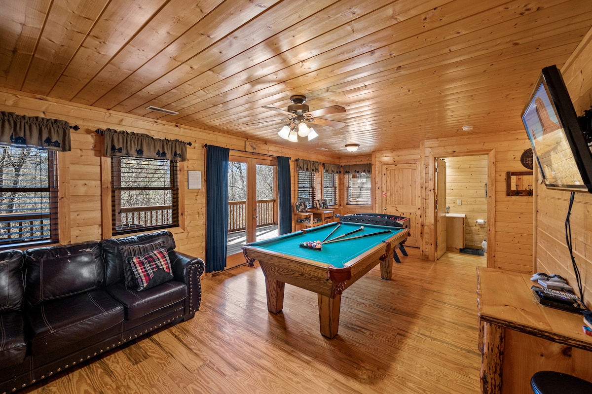 Mchezo Chumba na Pool Table, Foosball, Gaming Console, Electronic Soft Tip Dart Board, na Malkia Sofa Kitanda