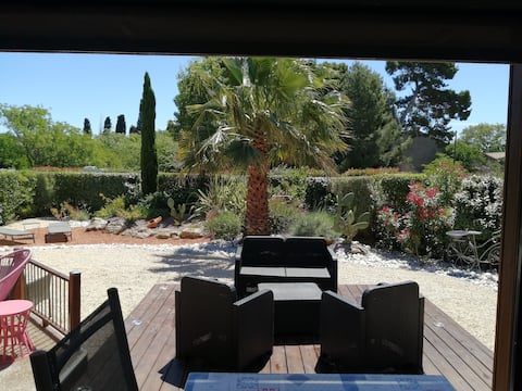 Cozy cottage on private estate among the vines.
5 minutes from the beaches, the Thau lagoon and all