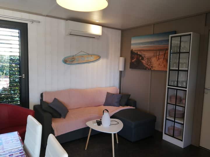 Cottage Chaleureux Sur Domaine Privé Au Milieu Des Vignes.
A 5 Minutes Des Plages, De L'étang De Thau Et De Tout Commerces.
2 Piscines, Dont 1 Fermée Et Chauffée.
Chalet Tout Confort Avec 3 Grandes Terrasses Bois, Salon De Jardin Et Bain De Soleil. - Languedoc-Roussillon