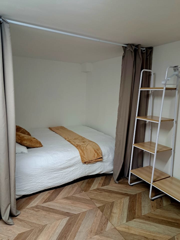 2 ერთადგილიანი საწოლი ერთად ან 160 × 200 საწოლი
Სამრეცხაო ოთახის საერთო დისტანციურ სივრცეში