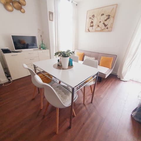 Cozy stay near Paris: 3-room open kitchen & bar