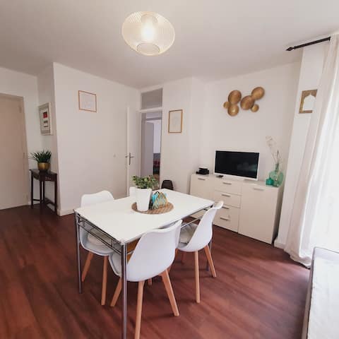 Cozy stay near Paris: 3-room open kitchen & bar