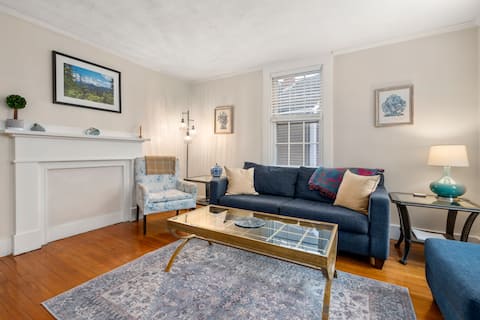 Popular Airbnb listing: Heart of Old Town One-Bed (Right-side Duplex) in Marblehead