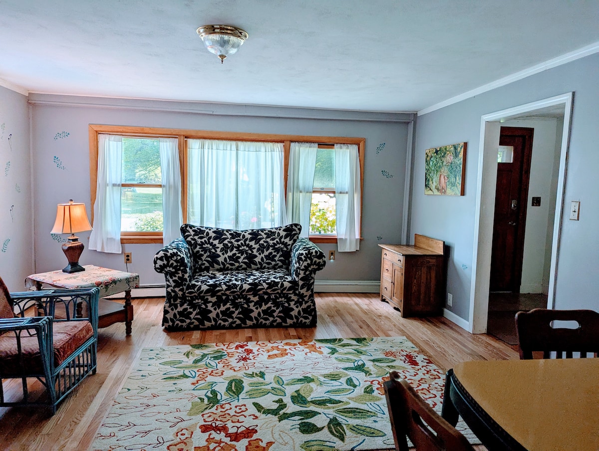 Top Airbnb: The Stream House, a cozy country retreat. in Palenville