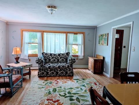 Top Airbnb: The Stream House, a cozy country retreat. in Palenville