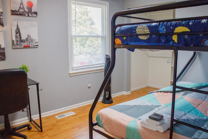 Трета спалня с двуетажно легло - пълен размер отдолу. Размер на близнака отгоре. Работно пространство с бюро/стол.