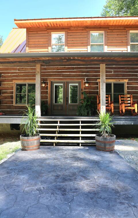 Cozy Pine Log Home