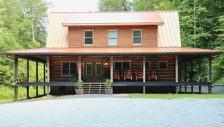 Cozy Pine Log Home - Tennessee