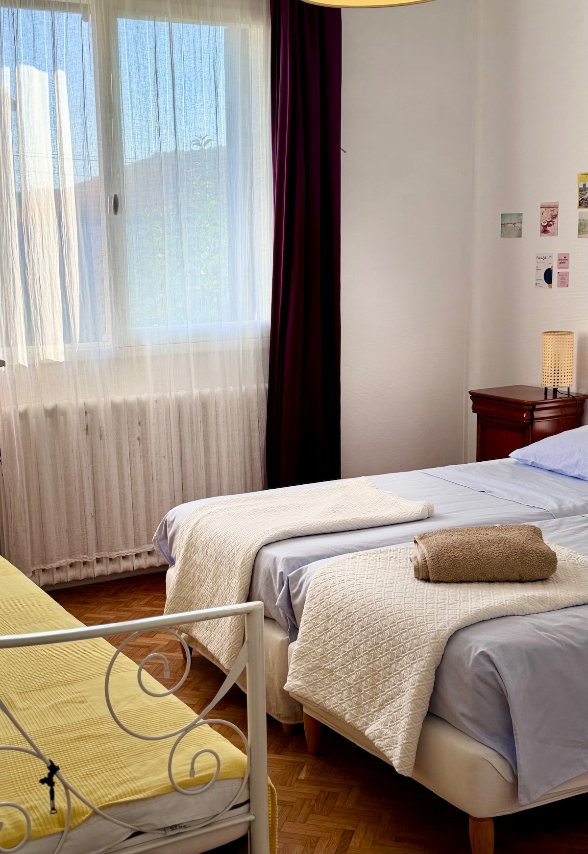 SOVRUM 2 = Säng 160 + 1 SÄNG 90
modulär: möjlighet att separera sängar
(här, dubbelsäng vy)