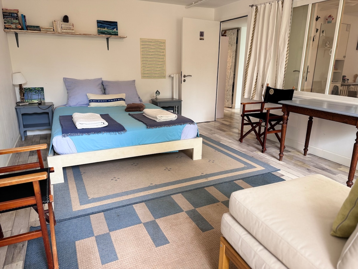 SOVRUM 3 = 160 SÄNG 
Ljudisolerad dörr i korridoren
Dörr till trädgårdsfönster