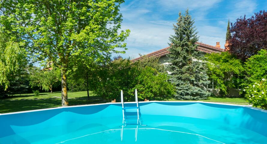 Casa rural con amplio jardín y piscina gallery image 3