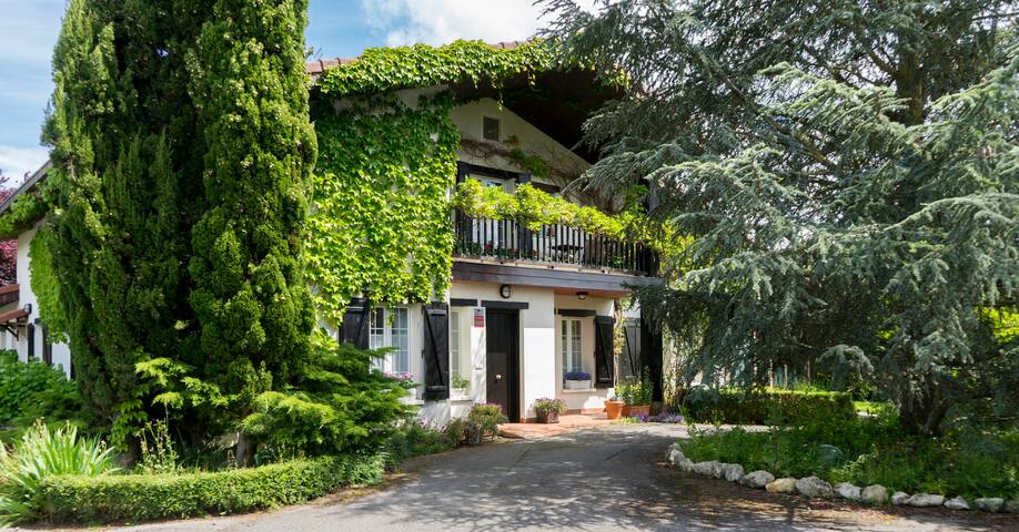 Casa rural con amplio jardín y piscina gallery image 2