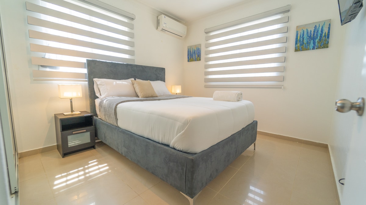 חדר שינה מס '1
- מיטת קווין סייז
- מיזוג אוויר
- טלוויזיה חכמה.
- Blackout Coutains
- ארון מראות