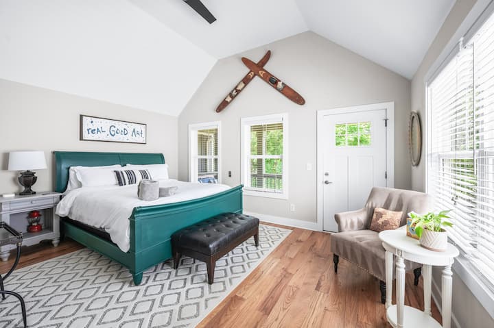 ห้องนอนใหญ่ขนาดใหญ่ตั้งอยู่บนชั้นสองเป็นส่วนตัวมากจากส่วนที่เหลือของบ้าน มีระเบียงผ่านประตูที่แสดงให้เห็น มองเห็นสวนหลังบ้าน พร้อมเตียงคิงไซส์ ทีวี เครื่องเสียง และแท่นชาร์จ